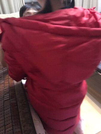羽绒服很漂亮，面料柔软，衣服不厚重，但应该很暖和，拿到了闺女就要试，穿上了就不愿意脱，她很喜欢啊^_^^_^