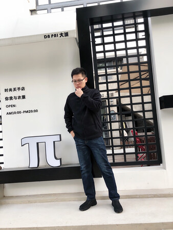 面料手感特别柔软，到了之后就用清水洗了一遍，没有掉色掉毛的，质量过关，衣服厚实但不会显得臃肿，版型也很好，买的黑色很百搭颜色很耐看