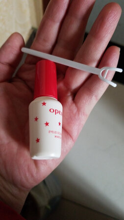 这个怎么粘不住假睫毛，睫毛都扔了，要废啊，话说假睫毛真的假