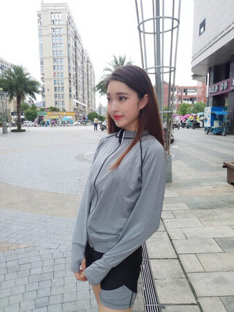 衣服很漂亮，料子柔软舒服，五件套每一件都有单独的袋子装着很有逼格，，外套不会很厚，适合跑步的时候穿，长裤和短裤都是高腰的，可以遮住肚子上的小赘肉，很显身材，小背心也不错，喜欢这种宽肩带的，不会勒，总体来说很值这个价钱，做工精致，很满意