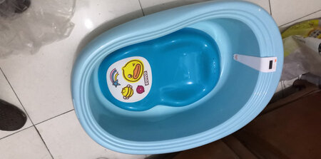 第一次购买这家店的婴儿用品，双11期间购买的，价格还可以，好像89元，本以为双11期间预留会很慢，但是京东预留确实很给力，第二天按时到了。
       洗澡盆到后检查了外观，没破损的地方，闻了材料的味道，没有什么大的异味，我购买的是带数字显示的水温计洗澡盆，不过商家又赠送了一个水温计和一个奶瓶。奶瓶和水温计都没有使用过不知道怎么样，所以没有发言权。但是洗澡盆确实还可以，够大够深。