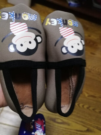 鞋子比较的简单，在家穿很轻便，孩子很喜欢。