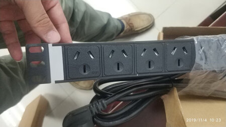 外形外观：中规中矩，不是很笨重
安全性能：应该挺好的
产品质感：还不错，摸着挺结实
是给单位机房的机架用的，新上设备电源不够，买两个，一路接市电一路接ups电源，双电保护起来。
防雷防过载，安装方便简单