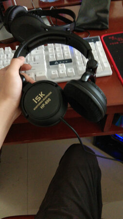 买来用了一下音质音质很好，而且自带大6.3接口做调音也很好用。最重要的是外形很好看！  买他就是因为外形很酷炫，结果呢，音质也是意外的好，带起来也很舒适！