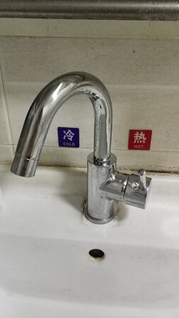 外观大方，用料扎实，可以转头很方便，自己安装即可