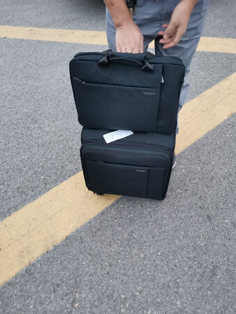 行李箱收到了，外观很漂亮，做工精细，箱子的大小很也很合适，而且箱子的颜色跟商务，符合出差人使用，蓝黑色的外观也很耐脏，其实最喜欢上面的公文包，大箱装衣服类的东西，小包装文件类的正合适，价格也很实惠，符合大众消费，给京东点个赞。