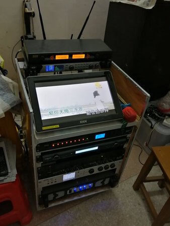 效果器已经收到几天了，因为没有时间试机，所以一直没去评价，目的就是要给一个中肯的、负责任的评价。今天通过反复的试机和对比，得到的结论是：一、这效果器的性价比高；二、这效果器自带的几种模式能满足一般的场景要求，方便实用；三、唱歌时感觉声音比较纯净、耐听舒服，不费力；四、音乐清晰通透，有层次感，声音本底好；五、麦乐迪效果器和麦乐迪无线话筒搭配声音清晰明亮，声音饱满；麦乐迪品牌有一个良好的合作团队，凝聚了良好的企业文化和一股上进的企业精神，不满足于现状，脚踏实地的推进产品质量，赢得顾客的信任基础。我用过不少牌子的效果器，我不去说其他牌子效果器的坏话，但我愿意作一个良心的推荐：信麦乐迪没错，放心购买！
        这次特别要感谢的是天香美女，从下单到产品寄到我这里，一路不辞辛劳进行跟踪，充分体现了企业的人文精神，让我感觉到满满的服务指数。