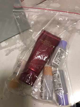 双十一来买的，活动力度还是可以的！没想到双11快递速度也是杠杠的！给妈妈囤的货，伊思韩国的牌子，还是可以的，之前妈妈用的红参蜗牛系列挺喜欢，这次说想入提亮美白补水，补充胶原蛋白的，看了看这套很超值，水，乳眼霜面霜精华液都一步到位，买齐了，又是一套装的用起来也比较合适，另外还送了好多小样，这样出去玩也可以带了，很棒！质地不厚重也保湿，妈妈收到很开心！