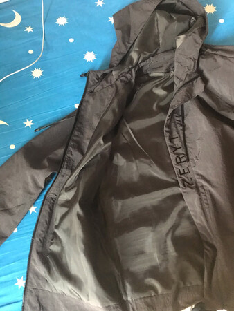 衣服收到了，质量很好，颜色很亮。身上很合身。喜欢