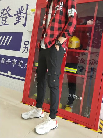 布料也是耐磨的那种 穿上挺舒服 ，特意下水洗了后再来评价质量的，倒是真不褪色不缩水，还有洗过之后面料更舒适一些。今天老公搭配这个视频衬衫很不错，夸我眼光好呢