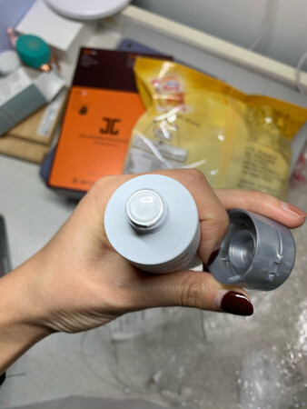这个是有封口的，用起来还比较放心。从第一张图可以看出，管是不满的，实际上有没有85克我也不知道。之前的防晒霜还没用完，所以没打算打开的，因为朋友也想买，今天打开试了一下。质地不算很厚重，但是刚上脸特别泛白，得按摩让它吸收一会儿，之后就好了。因为是无油的，所以上脸确实不会油腻，挺清爽的。还是可以买的。
