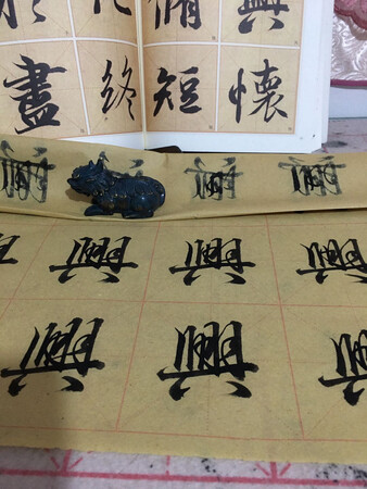 纸质厚实，我数了一下够70张，美中不足，格子有点大，写兰亭序不适合，下次发点格子小的！练字不需要质量多好，便宜实惠就行！