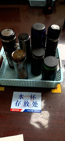 质量还是不错的 色彩鲜艳 买来给公司员工放水杯用 底部不漏水 设计上很满意 握把以及框体做工质量很满意 唯一感觉很满意的因该是价格比其他的家的稍贵 当然别人家的质量不清楚 本着一分钱一分货来看 还是比较满意的 总体好评推荐 有需要的可以入手 功能多用 京东物流一如既往地快