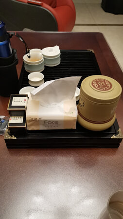 大小刚好，摆沙发茶几上很合适。质量一般，能用。