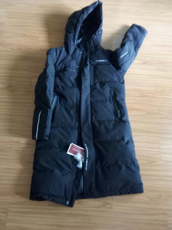 这款千仞岗的羽绒服还是比较合适的，而且长度也可以。