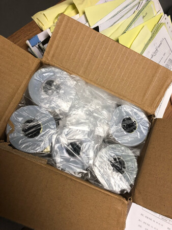 一次性买了5台打印机和5箱打印纸，和客服沟通了很久关于价格和发票等问题，客服不厌其烦，耐心处理，测试过打印机和打印纸都没什么问题。挑了大牌子买，对比过~价格，加上京东满减券，还是京东更便宜，果断选择京东。