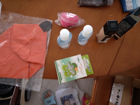 超级喜欢的一款粉底液，妆容持久不脱妆，一整天不油腻，第二次回购他家店了，商家人超好，还送了很多赠品。