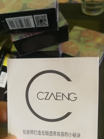 到货很迅速，试了一下粉质很细腻，贴合度很好，提亮肤色效果不错。已经试用了3个多小时，没有敏感现象出现。