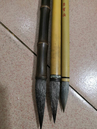 感觉一般，说是大白云其实只能算小白云。开笔就发现有掉毛，书写有开叉现象。三十多元感觉不值。