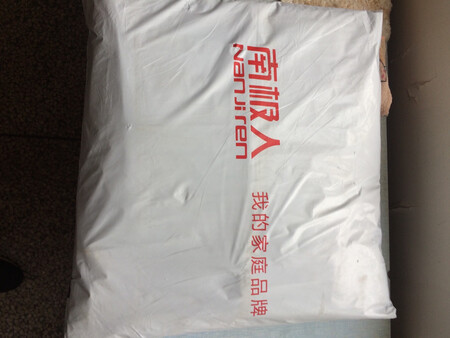 一下子买了两条南极人，一条春秋款，一条冬厚款。在穿之前进行了清水洗。那天牛仔裤褪色有点过头，对此心里有点不满意，但这条厚裤子还好，微微褪色，厚实但因此不是很有型，穿在身上感觉还可以。希望南极人改进染色工艺