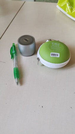 太惊喜了，东西小巧可爱，正好是我想要的，而且音质比手机好多了，另外，还赠送一个便捷式的盒子。就是大家在使用的时候请看一下说明书，上面写着不能用插座来充电，一定要用电脑充电，另外有一个遗憾的地方就是小音箱不能调节音量，不过可以选下一首或上一首曲目。