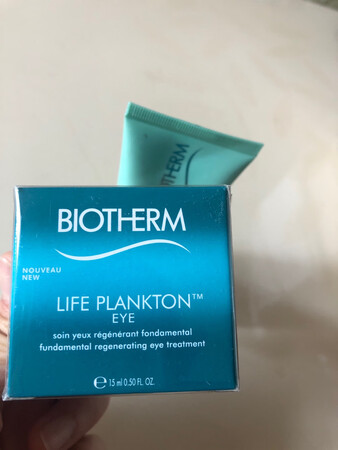 适合人群：关注眼周肌肤的人
抗皱能力：短期内还看不出来
吸收程度：吸收好，用后完全没有皮肤负担
其他特色：清爽，不油腻
不得不说，京东的物流太给力了吧！头天晚上睡前下的单，没影响第二天起床后使用！