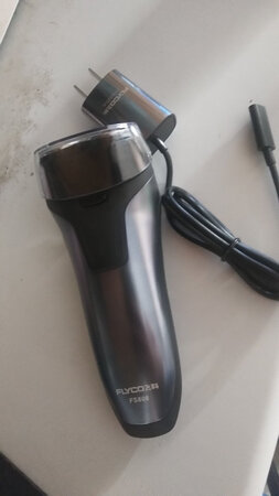 给了四个刀头，手感很好，刮的也干净，物流超快，好评
