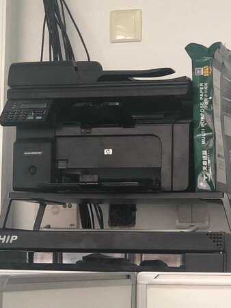 产品包装：非常的好，包裹保护很好
材质做工：质量不错的，很结实
外观设计：黑色大气好看
安装操作：无需安装直接使用
使用效果：很方便，承重很好
其他特色：性价比超高