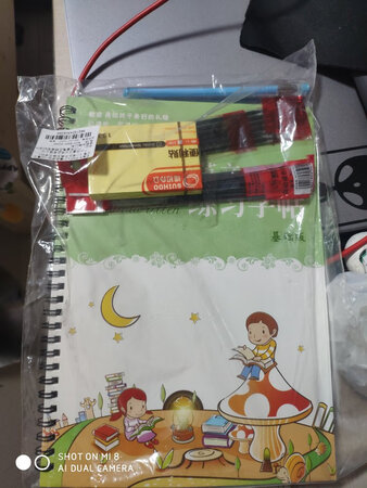 宝贝很漂亮，方便简单，放到桌子上就可以，儿子很喜欢，还有自动报警功能，这样再也不怕儿子写作业的时候低着头，很早预防近视，培养良好的习惯神器，还有赠品?