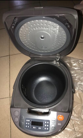 外形外观：外型看起来大气美观，而且烤漆颜色感觉很好。内胆容量：内胆厚度还可以，我买的是4升的，应该四五个人吃饭用没问题。功能配置：功能方面除了没有加热，其它的常用功能都有。操作难易：操作简单，按键功能一目了然。蒸饭口感：在*块钱左右这个价位也算可以了。其他特色：产品是搞活动下的单，价钱实惠，京东商城京东自营产品质量信的过，至少比别的网店服务好。希望京东每个月都搞个会员日什么的，多多优惠谢谢！！！