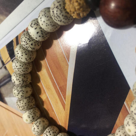 珠子做工精细，没看到瑕疵，色泽明亮均匀，手感不错，带在手上非常的漂亮，望带后能为我带来好运连连。