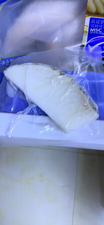 从小孩吃辅食开始就一直买银鳕鱼，定期给她吃一些，肉质细嫩，味道鲜美，营养丰富，搞活动的时候价格也非常实惠。这种分成小块的也非常方便，不用自己分那一整块的，小孩食量不大的可以买这种，不然一次烧一整块吃不完啊。