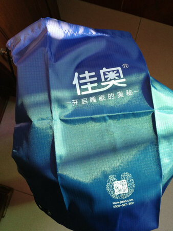 比较大，但是挺舒服，而且对戴着耳机也影响不大，远途坐车不错