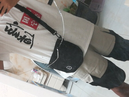 包挺好看，出门背着放点小东西也不会变形。大小刚刚好。