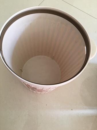 桶很结实,外观漂亮,设计风格简约时尚。