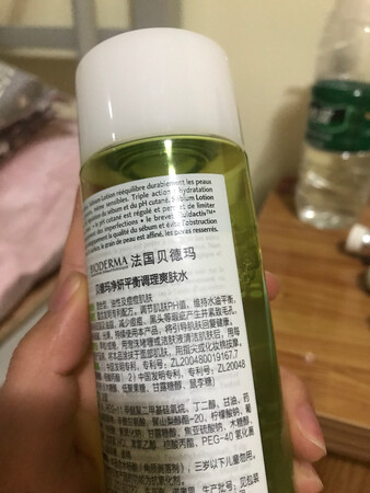 控油效果挺明显的，便宜大碗的爽肤水，无功无过，标签中发现了错别字，哈哈哈