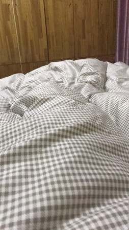 首先说京东物流的神速，赞一个。然后产品包装很好。图案很漂亮。至于是不是纯棉个人认为是吧。然后再说价格，这个价格很实惠。最后就是缺点了，打开味道很大，就是那种工厂味道，也在情理之中。按理过水后自然就没味道了。总之，性价比还是好的。至于什么水星家纺就忽略吧。哈哈哈