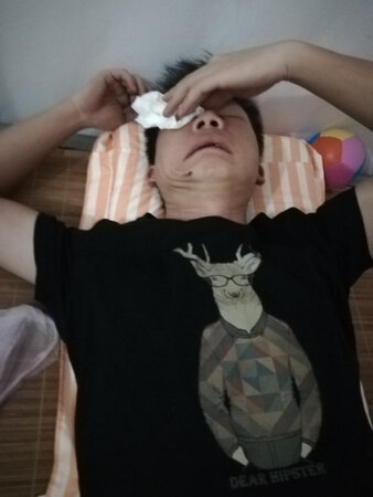 感应不好，自动变色不稳定。一日下来晚上开始眼痛流眼泪，好难受，购买慎重