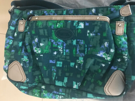 商品质量棒棒的！颜色正。与商品介绍一致。值得信赖。包包再略微大一圈更好。