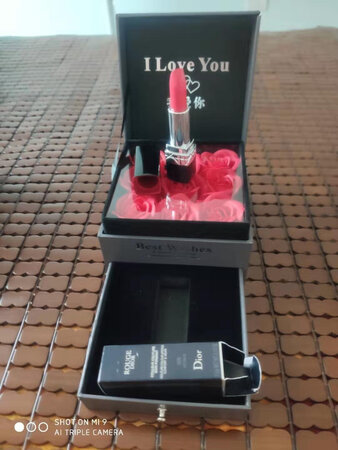 物流很快。包装很漂亮，情人节卖来送老婆的。老婆很喜欢，无色差