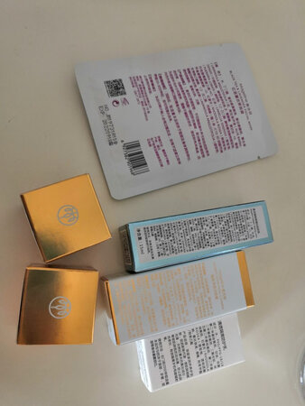 货收到！是正品，以前的这个价买一瓶今天这个价买两瓶真划算！还送了那么多礼品！