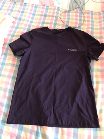 上身很好看，很合适。以前总是在海澜之家实体店买衣服，他家款式比较适合我。这次网购，果然还是没有失望。面料好，款式棒，穿着舒服。活动期间购买，还有一件赠品，轻薄透气，适合居家穿。有合适的款还会回购的，大大的好评。