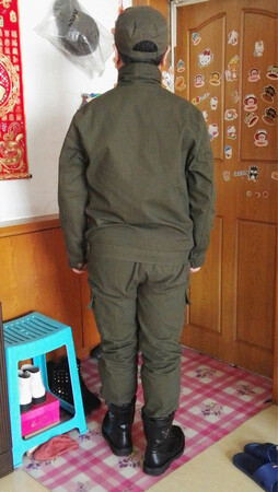 衣服质量很好，物流也快，穿起来挺舒服的，很满意的一次购物