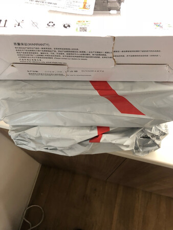 此次一共买了三个墨盒，评价给3星，扣掉2星的理由如下。第一，送货太慢了，11月1日买的，原本显示11月2日送到，后来显示双十一太火爆要11月3日送达，我表示理解。结果11月4日也没送达，也没通知为啥，货一直为配送站不动，没人送。11月5日通过客服催了，才姗姗来迟送来，哎……第二，送到的时候，包装破了一个，我也不想再搞了，用了再说吧……一直用这家的非原装墨盒，质量尚可。