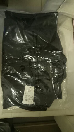 效果很不错，简洁大方。薄厚适中不是特别厚，但是保暖效果很不错。 尺码正好，身高172CM，体重140斤，穿XL的正合身。 材质PU皮面料，很柔软很舒服。质量不错，手感很好。