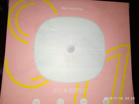 发货收货都很快，包装也很给力很负责，商品本身
外形外观：圆润丰满好看。
做工质量：无可挑剔。
操作难易：赤脚上秤就可以很方便。
灵敏度：很快无延迟。
准确性：还未有验证待追评。
唯一就是APP里面只统计出9项数据，说好的18项还少一半没能显示为什么呢？
总的来说，使用体验很不错，到手用了后就想到买少了又想给家人都买上互相监测体重那些数据很不错。很快会再来回购的。