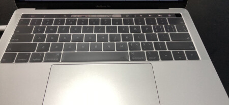很薄，能防止灰尘进入键盘缝隙。
