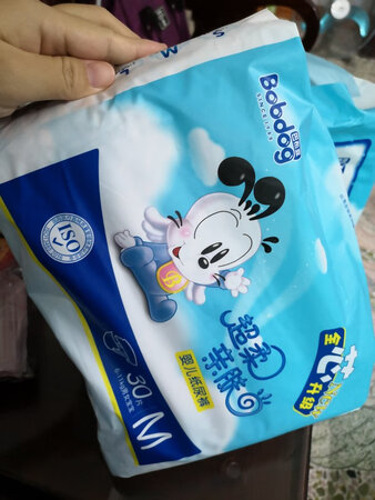 宝宝还小的时候，吃喝拉撒睡，24小时与尿裤相伴。一款更贴身、渗透性好的纸尿裤，能让他们更安稳沉睡，纸尿裤无疑了。巴布豆的纸尿裤比较轻薄，不知道吸水量如何，暂时还没给宝宝试用，但性比价绝对赞，每月为屎尿投入就得几百块钱块，巴布豆的纸尿裤现在双十一搞活动，中码的纸尿裤算下来评论六七毛钱，好抵用。颜值也比较高的，淡蓝色条纹卡通图片。物流给力，一般都是可以隔天送到，所以不用着急囤货，等着双十一当天再买一些。小包装每袋30片，用完再拆，可以减少污染。