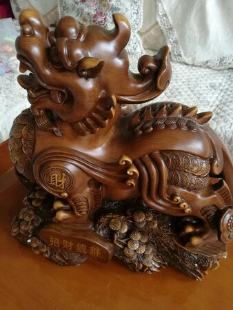 商家发货迅速，服务周到热情，顺丰快递隔天就收到了，南国玺承大号 貔貅摆件包装精致，不用担心运输途中会损坏，做工精美，非常精致，送礼高端大气上档次，不管是开店自用，还是送亲送友都非常适合，价格实惠，总之物美价廉，值得推荐。