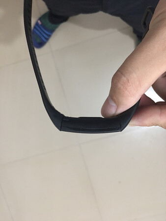 送的扣子根本扣不稳，稍微拉一下卡扣就出来了，还割到我的手，用原来的卡扣也不合适，卡不进去，不知道什么原因，感觉买得一点都不值！